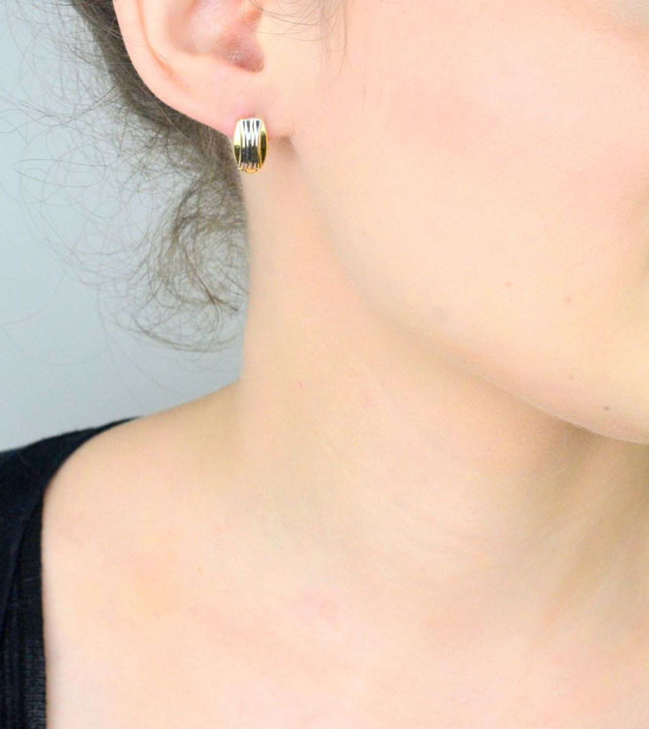 Kolczyki damskie złote 585 z żółtego i białego złota Kolczyki z zapięciem angielskim, wykonane z wysokiej jakości żółtego i białego złota, to połączenie klasyki z nowoczesnym 1.jpg